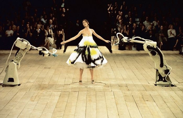 3._Spray_painted_dress_No._13_SS_1999_Model_-_Shalom_Harlow_represented_by_dna_model_management_New_York_Image_-_Catwalking.