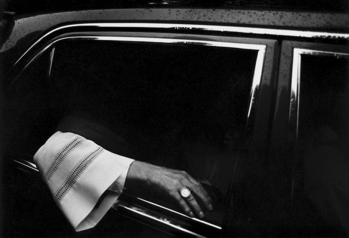 Das Koelner Heil aus dem Zyklus "Macht und Ritual": Macht und Rituale der Katholischen Kirche in Koeln 1986-1997, Kardinal in seinem Dienstwagen, 1989, Koeln, Deutschland. Power and Ritual - Das Koelner Heil Archbishop in his car. Power and rituals of the catholic church in Cologne, Germany, Europe, 1986-1997.